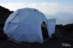A nossa tenda cozinha, no campo base instalado nas encostas do vulcão Lanín, a 2.300 metros de altitude, na região de Junín de Los Andes, na Argentina